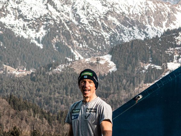 falko krismayr network marketing expert in front of a mountain.