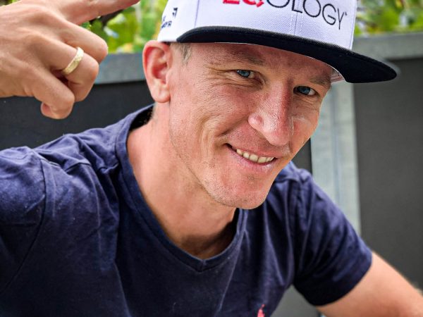 falko krismayr network marketing expert wearing a hat pointing at the camera.