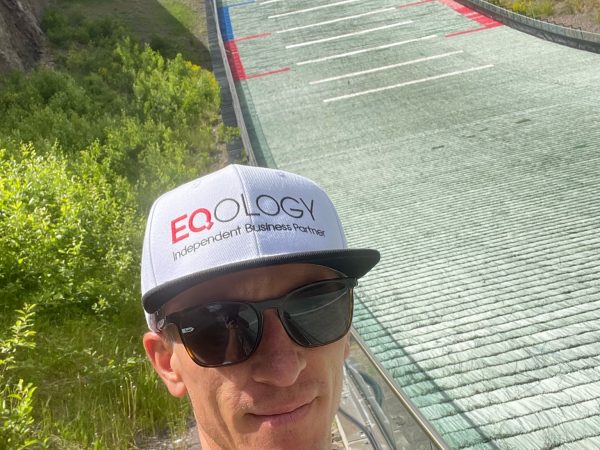 falko krismayr network marketing expert wearing a hat and sunglasses taking a selfie.